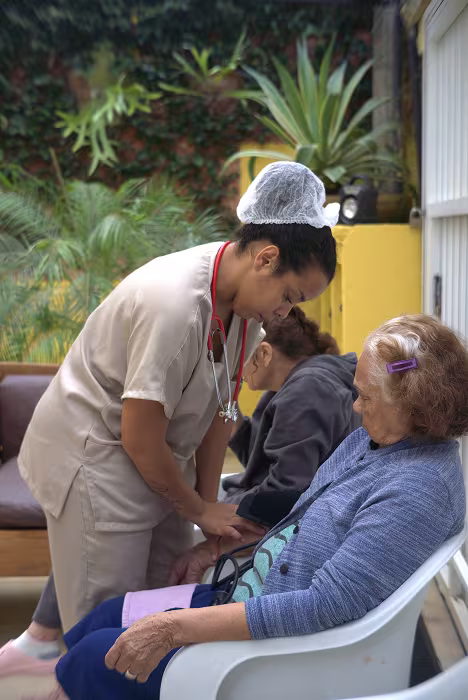 Residentes recebendo acompanhamento médico