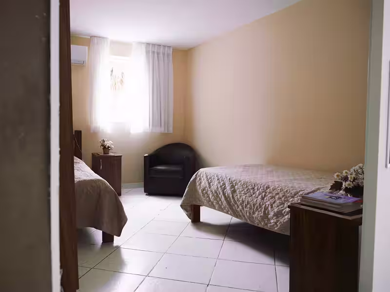 Idosa sentada em uma cadeira na Casa Joá
