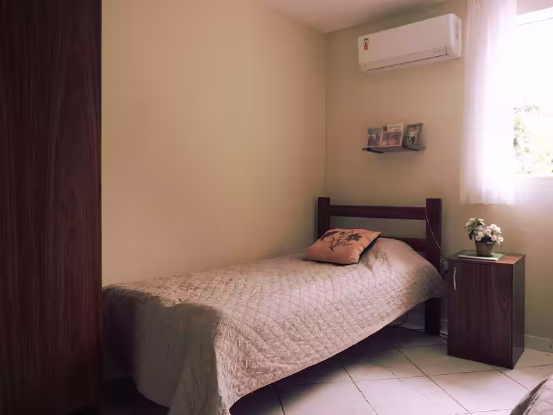 Residentes reunidos em um sofá na Casa Joá