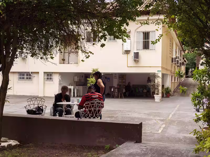 Residentes conversando na área externa da Casa Riachuelo